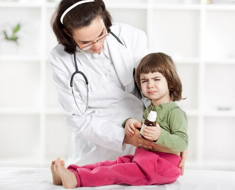 medicul examinează copilul pentru simptome de viermi